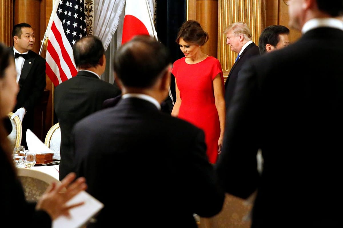 梅拉尼婭與川普11月6日出席日本首相安倍晉三在赤坂離宮安排的國宴。她穿紅色絲質Valentino長裙，凸顯她身為訪日貴賓的身份。 圖：達志影像／美聯社