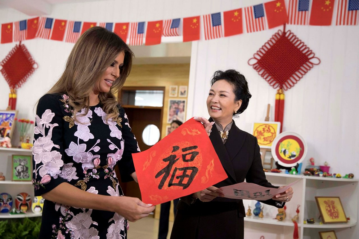 進入百大影響力女性排名的還有中國國家主席習近平的夫人彭麗媛，她排在第65名。圖為美國總統2018年11月訪問中國，彭麗媛陪同美國第一夫人梅蘭妮亞，前往一所小學參觀學生寫書法。 圖：達志影像／路透社