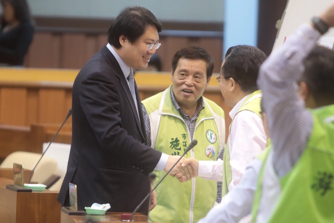 林右昌解釋，此案並不是要增建接收站，而是配合協和發電廠要從重污染的重油機組轉型成為無污染的天然氣機組，才需要蓋接收站。 圖：基隆市政府／提供