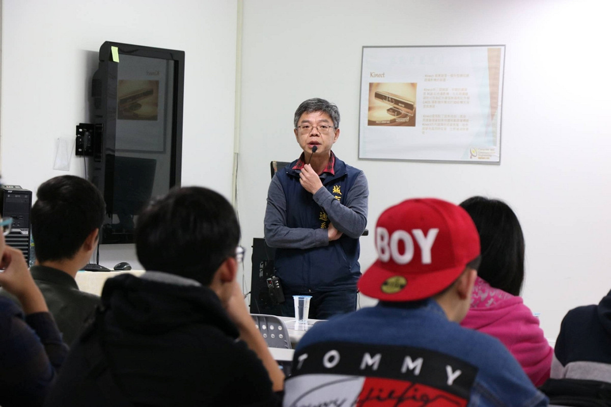 城市科大電通系系主任詹勳鴻，致力打造完整的電競培育體系，對於各方面要求都非常嚴格。 圖：翻攝自城市科大電通系粉絲頁