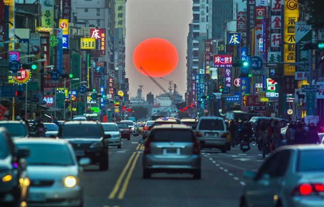 「高雄懸日」美景。 圖：翻攝自高市觀光局網站