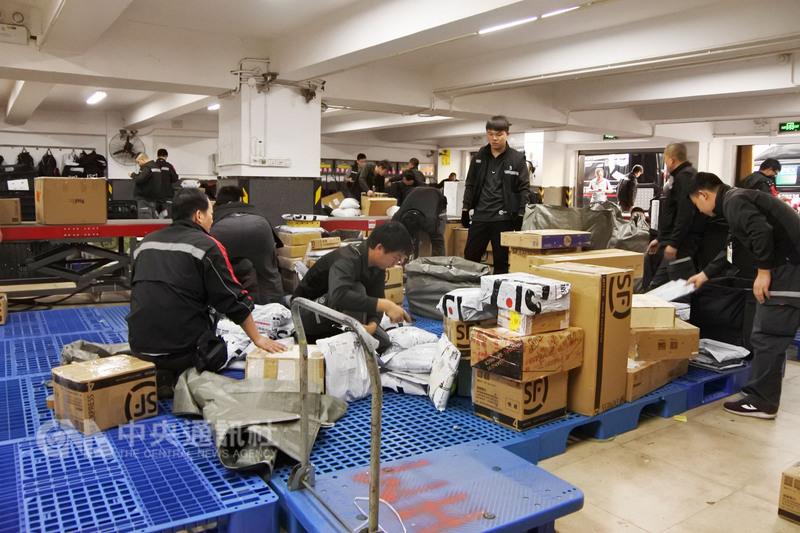 雙11購物節期間，中國大陸快遞量預計達10億件，雖有科技協助分貨揀貨，送貨人員仍不免增加工作量。圖為中國大陸順豐快遞的工作人員。 圖 : 中央社