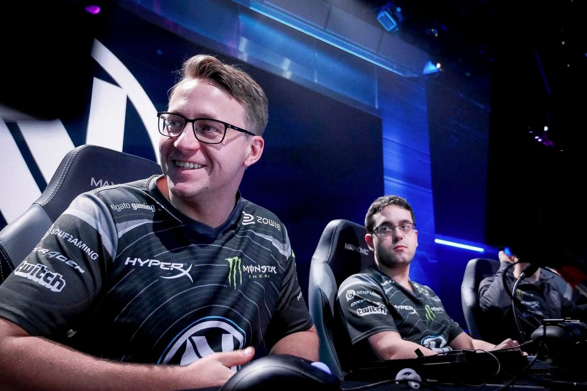INTERNETHULK(左一)在EnVyUs擔任選手時，便幫助了許多有才華的玩家走上電競之路。 圖 : 翻攝自Team Envy