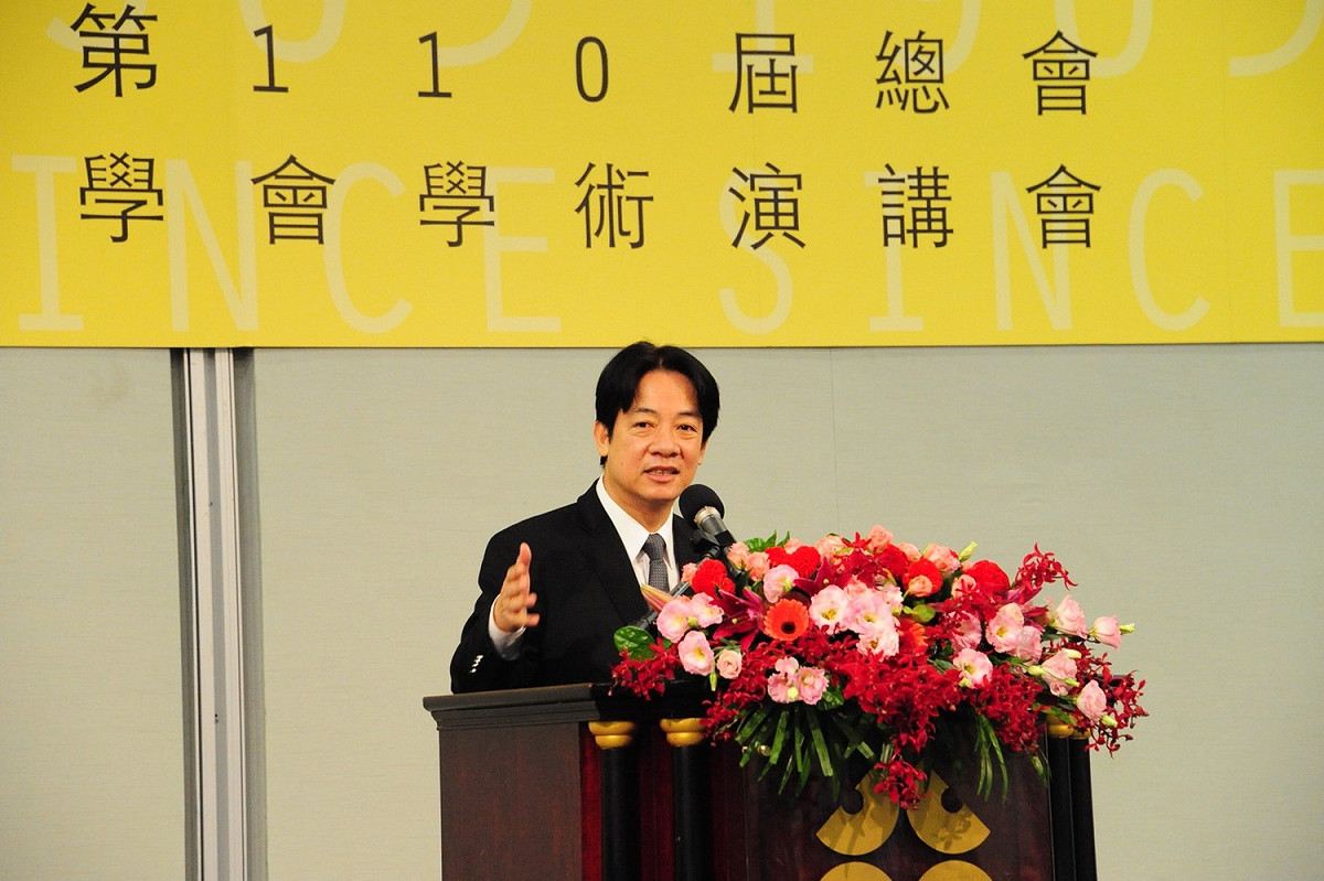 行政院長賴清德昨天表示，上市上櫃公司薪水低於三萬「太低」，呼籲企業界替勞工加薪。當今天被問到是否考慮將基本工資定為三萬時？賴清德強調，行政院積極解決五缺問題，讓企業可以努力發展事業，「當他們有成績之後，我相信他們會反應在勞工的薪資上面。」賴清德也強調，解決五缺與替勞工加薪，「不是對價關係。」 圖：行政院 / 提供
