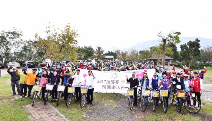 今天的單車客庄探索活動從龍潭三坑生態公園開始，經過黑白洗、永福宮、青錢第、三坑老街、崁津部落、大平紅橋等，沿途還可以眺望石門水庫、貓頭鷹的家及伯公廟。 圖 : 桃園市政府 / 提供
