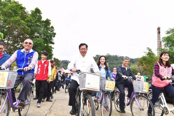 桃園市長鄭文燦今天也親臨活動現場，與民眾一起騎單車。 圖 : 桃園市政府 / 提供