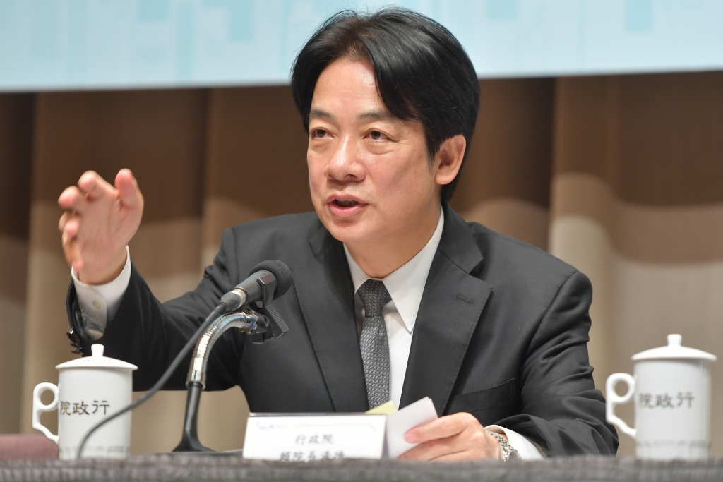 行政院長賴清德昨天表示，上市上櫃公司薪水低於三萬「太低」，呼籲企業界替勞工加薪。(昨日記者會畫面) 圖：行政院 / 提供