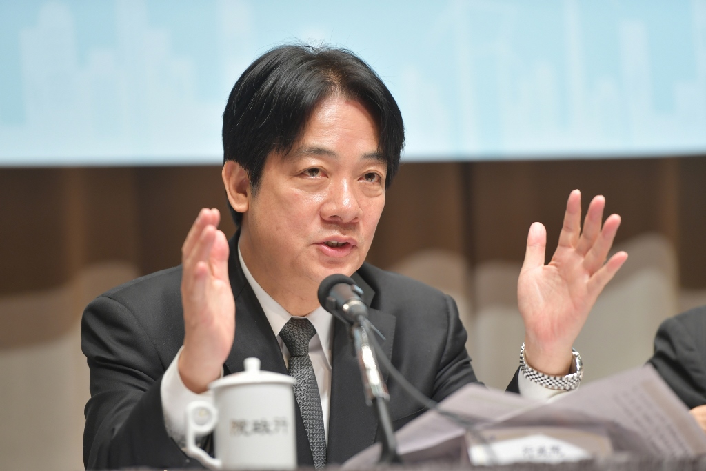 行政院長賴清德昨天表示，上市上櫃公司薪水低於三萬「太低」，呼籲企業界替勞工加薪。(昨日記者會畫面) 圖：行政院 / 提供