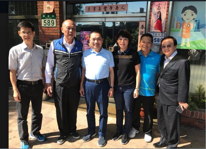 侯友宜昨天由新北果菜公司董事長廖榮清（右一）、汐止區長徐開宇（左一）等人陪同，拜會前立委白添枝（左二）、市議員白珮茹（右三）等地方人士。 圖：翻攝白珮茹臉書