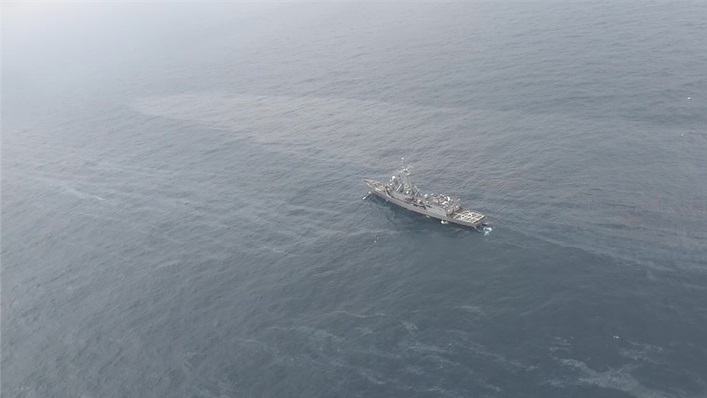 成功艦10日回報於船身附近發現大片可疑油漬。 圖：國防部提供