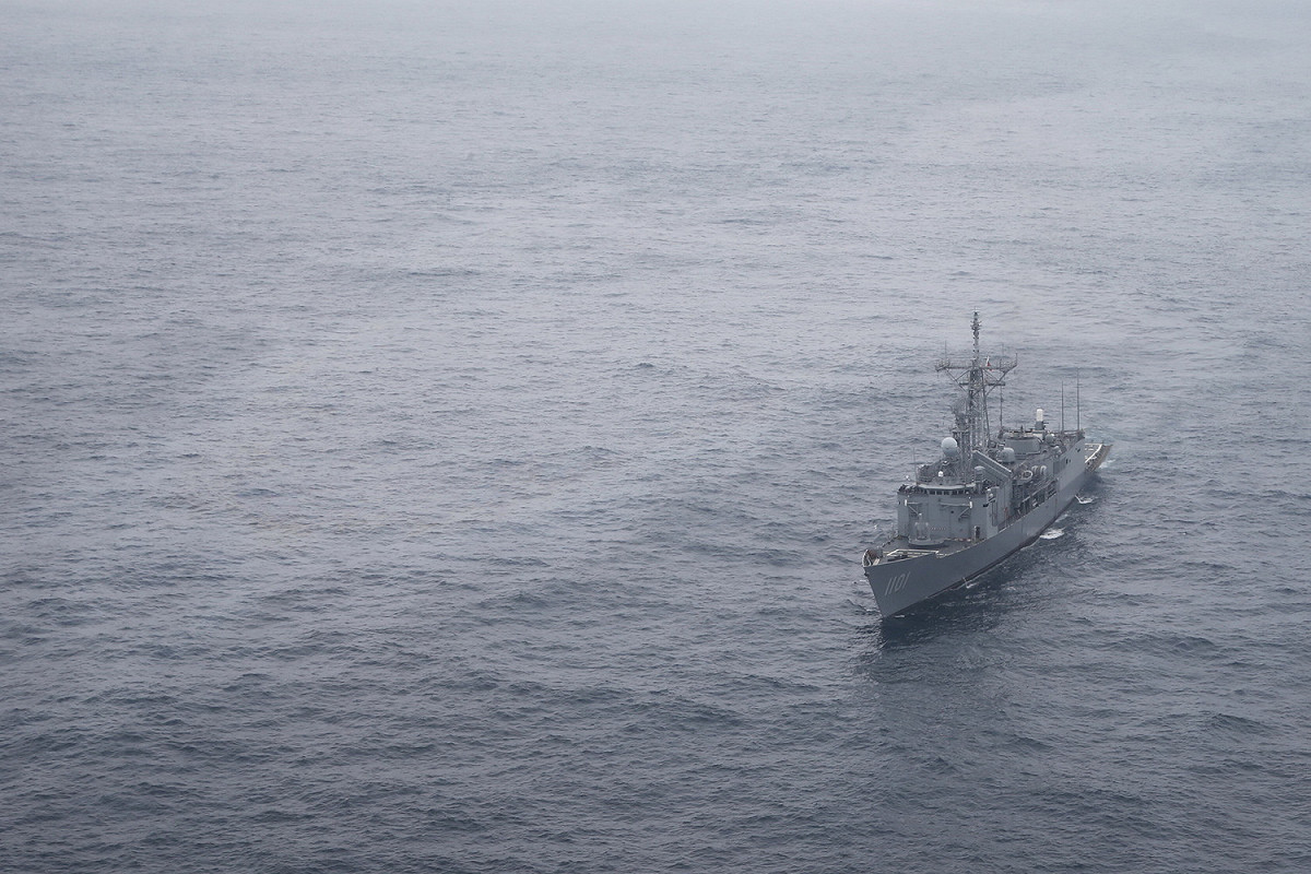 成功艦10日回報於船身附近發現大片可疑油漬。 圖：國防部提供