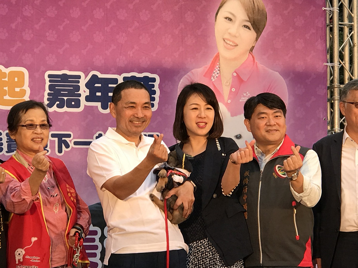 兼任新北市毛小孩關懷協會理事長的市議員劉美芳（右二）、副市長侯友宜（左二）等人，今天舉辦寵物走秀認養趴，呼籲以認養代替購買。 圖：翻攝動保處
