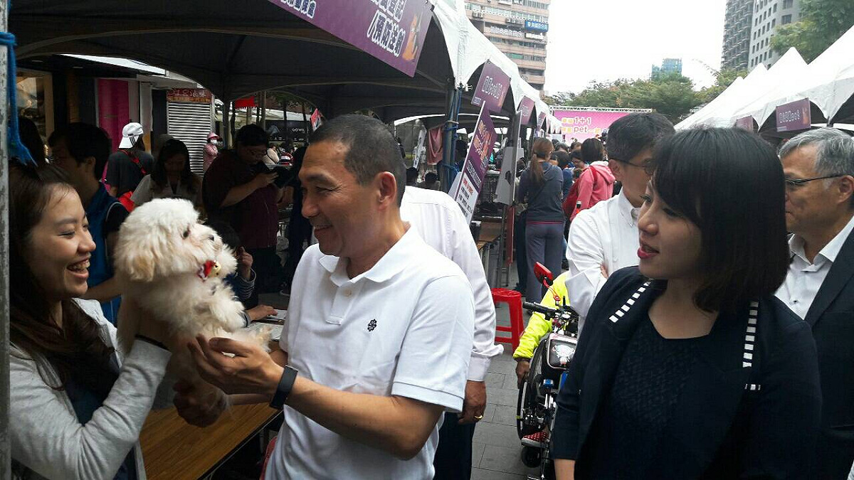 侯友宜由劉美芳（右）陪同與民眾互動時，對被稱呼「侯市長」、「市長好」都笑笑地接受，未多作解釋。 圖：翻攝動保處