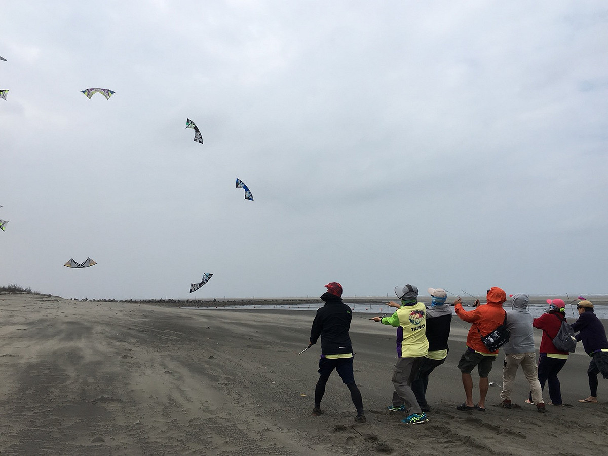 冬季到海邊適合玩風箏衝浪。 圖：台中市觀旅局/提供