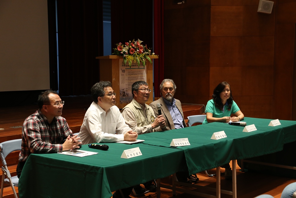 來自美國俄勒岡州立大學的教授羅比 (Daniel D. Roby) 表示，2013年他曾經來馬祖參加保育研討會，時隔4年，今年再次獲邀參加，對於研討會的舉行相當肯定，亦看到馬祖這幾年來在保育路上持之以恆，對於復育黑嘴端鳳頭燕鷗一事更懷抱希望。 圖 : 台北市野鳥學會 / 提供
