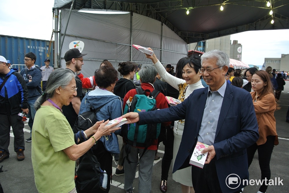 台中市觀旅局長陳盛山致贈伴手禮。 圖：唐復年/攝
