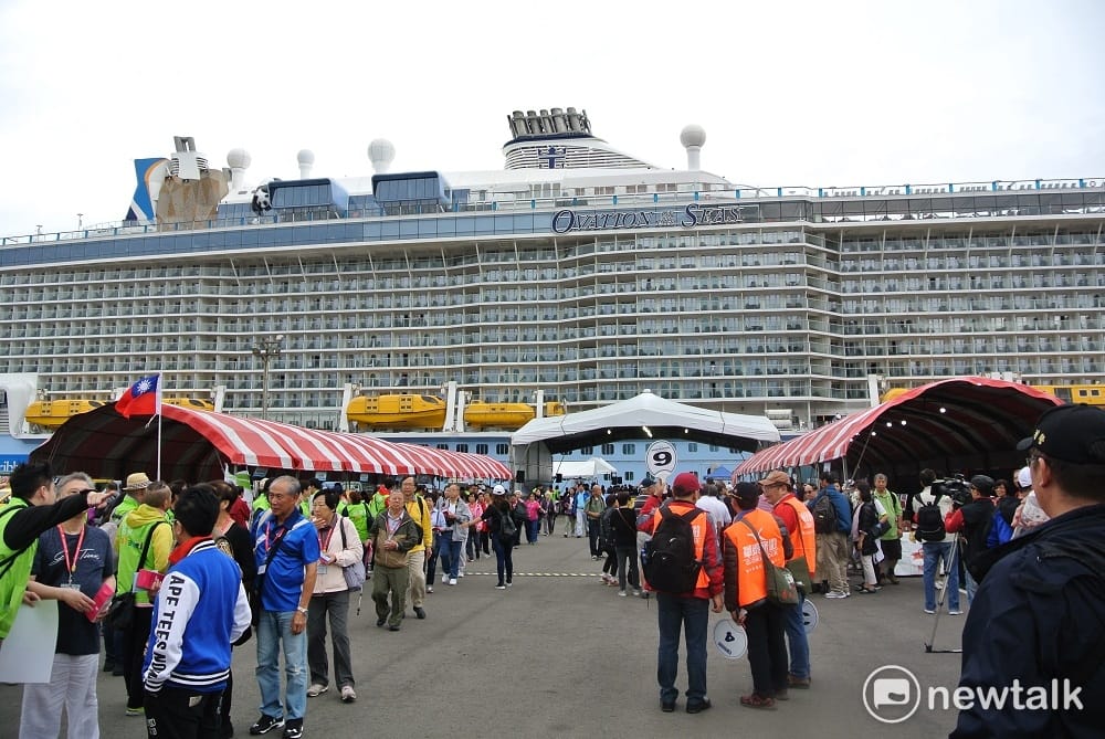 海洋贊禮號帶來4千名旅客。 圖：唐復年/攝