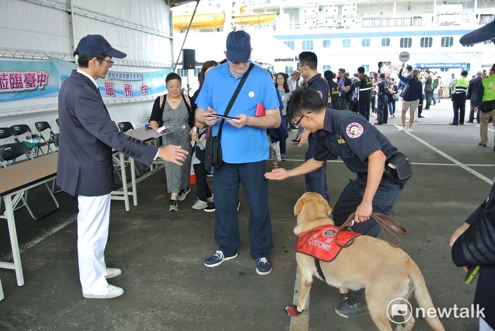 緝毒犬也來迎賓。 圖：唐復年/攝