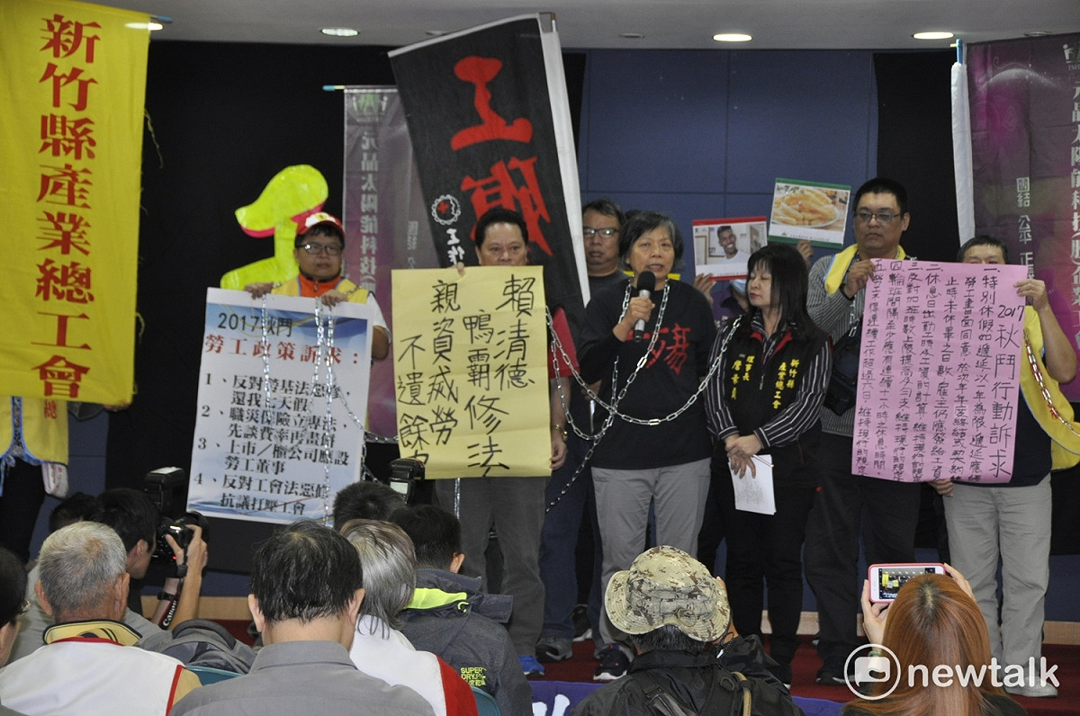 勞工們扛著鐵鍊，象徵著因為政策逼迫形成弱勢者抗爭的命運。 圖：陳香蘭／攝