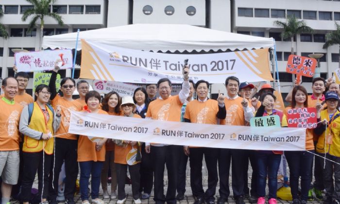 桃園市政府社會局今(12)天舉辦「RUN伴Taiwan 2017桃園場」，邀請150位失智患者和家屬共走10公里，桃園市長鄭文燦到場響應。 圖：桃園市政府/提供