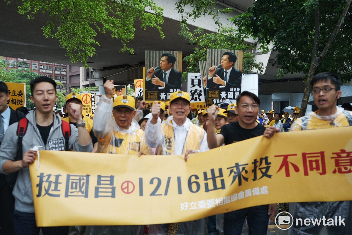 上千名民眾上街遊行，力挺黃國昌。 圖：張良一 / 攝