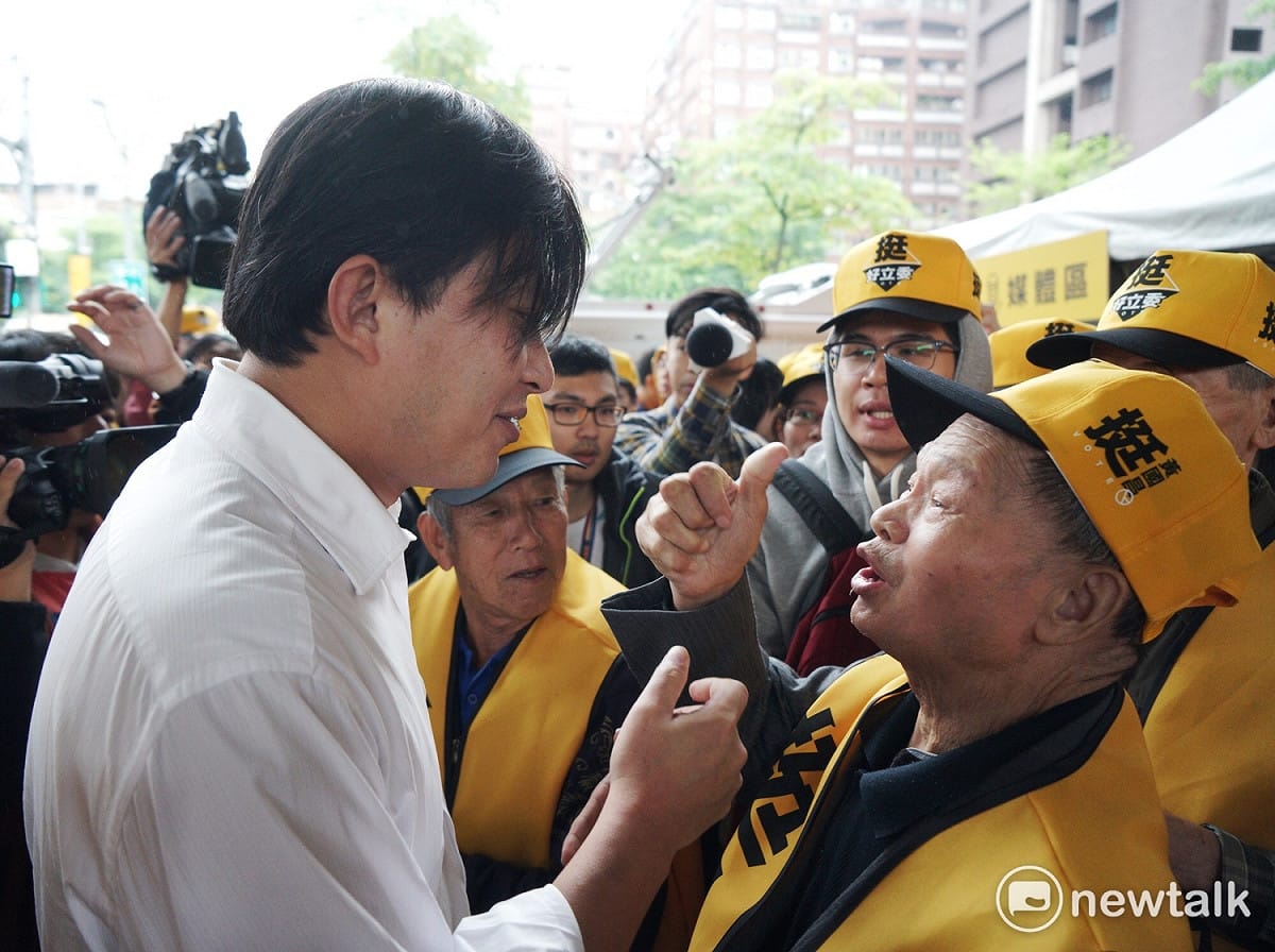 時力立委黃國昌與民眾握手。 圖：張良一 / 攝
