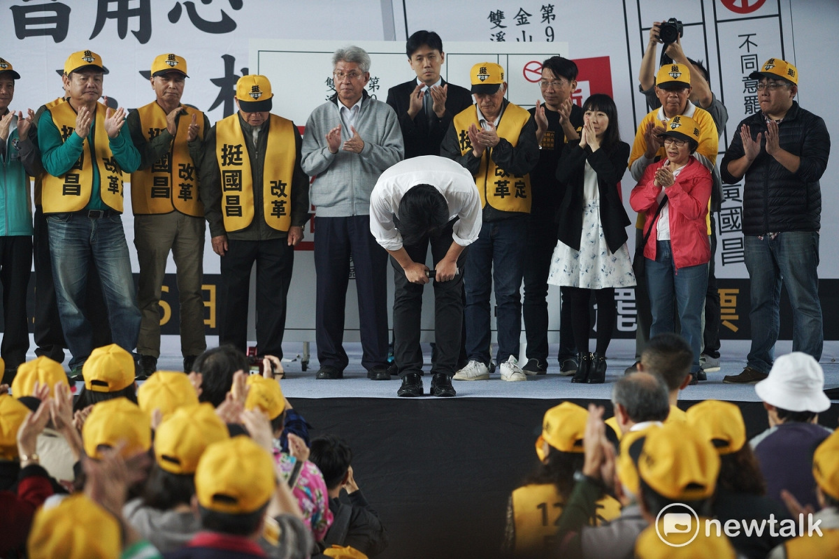 時力立委黃國昌鞠躬感謝民眾支持。 圖：張良一 / 攝