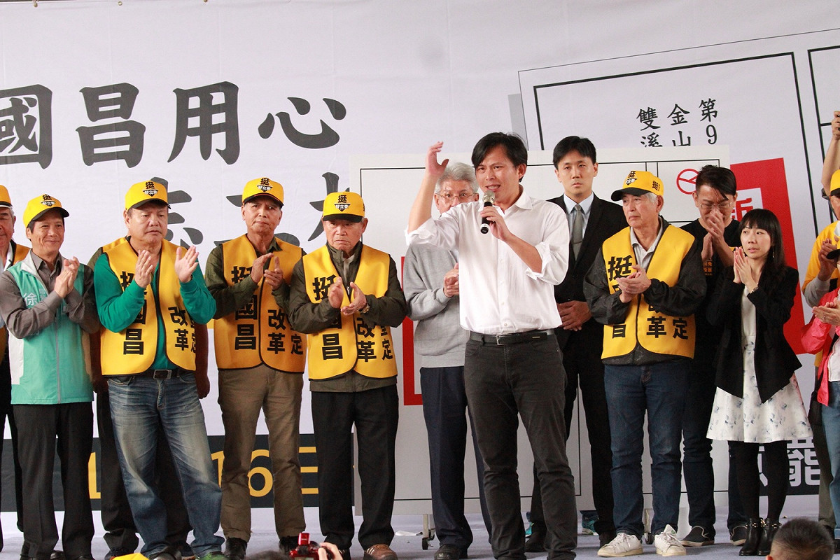 時代力量新北黨部舉辦「國昌用心，志工相挺」集結掃街行動，立委黃國昌到場致謝。 圖：時代力量新北本部/提供