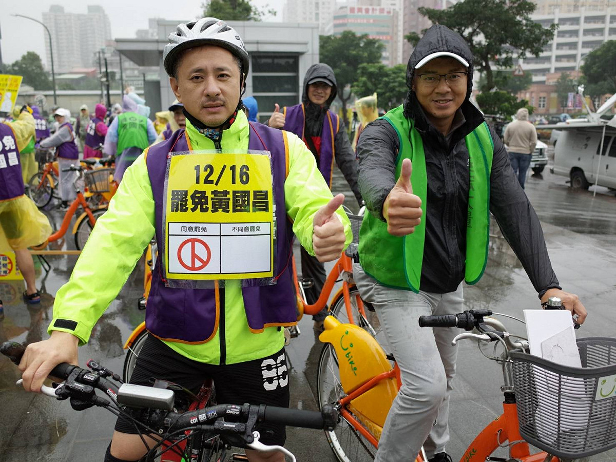 時力新北黨部今天舉辦反罷免活動，安定力量聯盟主席孫繼正 (左 )、秘書長游信義 (右)估計現場僅約300人，還調侃黃國昌「要群眾夾道歡迎，才願意出面」。 圖：翻攝安定力量聯盟臉書