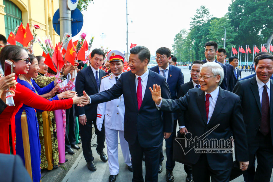 越南共黨總書記阮富仲（右二起）歡迎中國國家主席習近平來訪，民眾也展現熱情。 圖：翻攝Vietnam.net