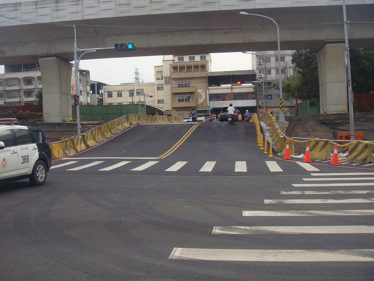 台中市力行路地下道填平後，通往南京東路的坡度落差很大，車輛常撞到底盤。 圖：盧秀燕服務處/提供