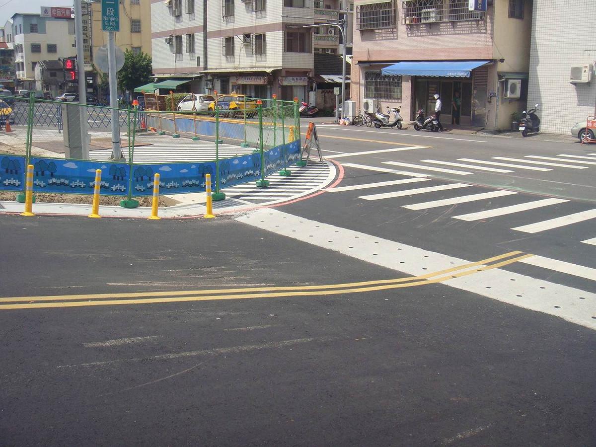 這個轉彎處路面高低落差過大，車輛底盤撞上後常發出巨大聲響。 圖：盧秀燕服務處/提供