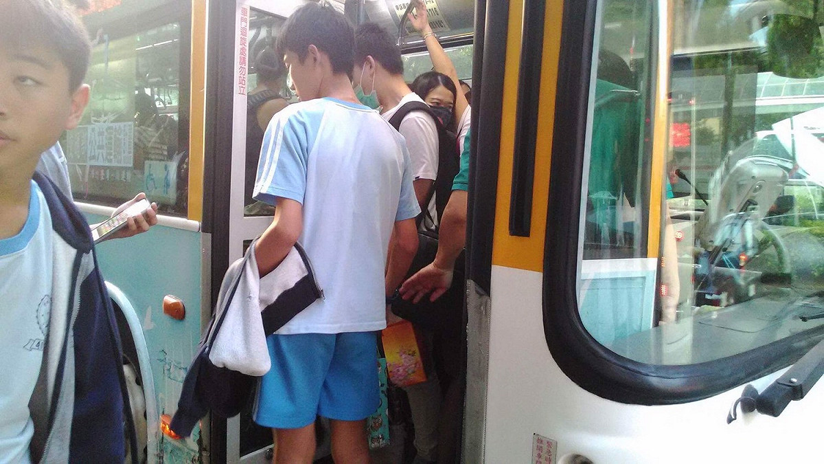 東大附中學生向市議員陳情，指尖峰時間公車班次不穩定，等了很久才來一班，又擠不上去。 市議員張廖乃綸/提供