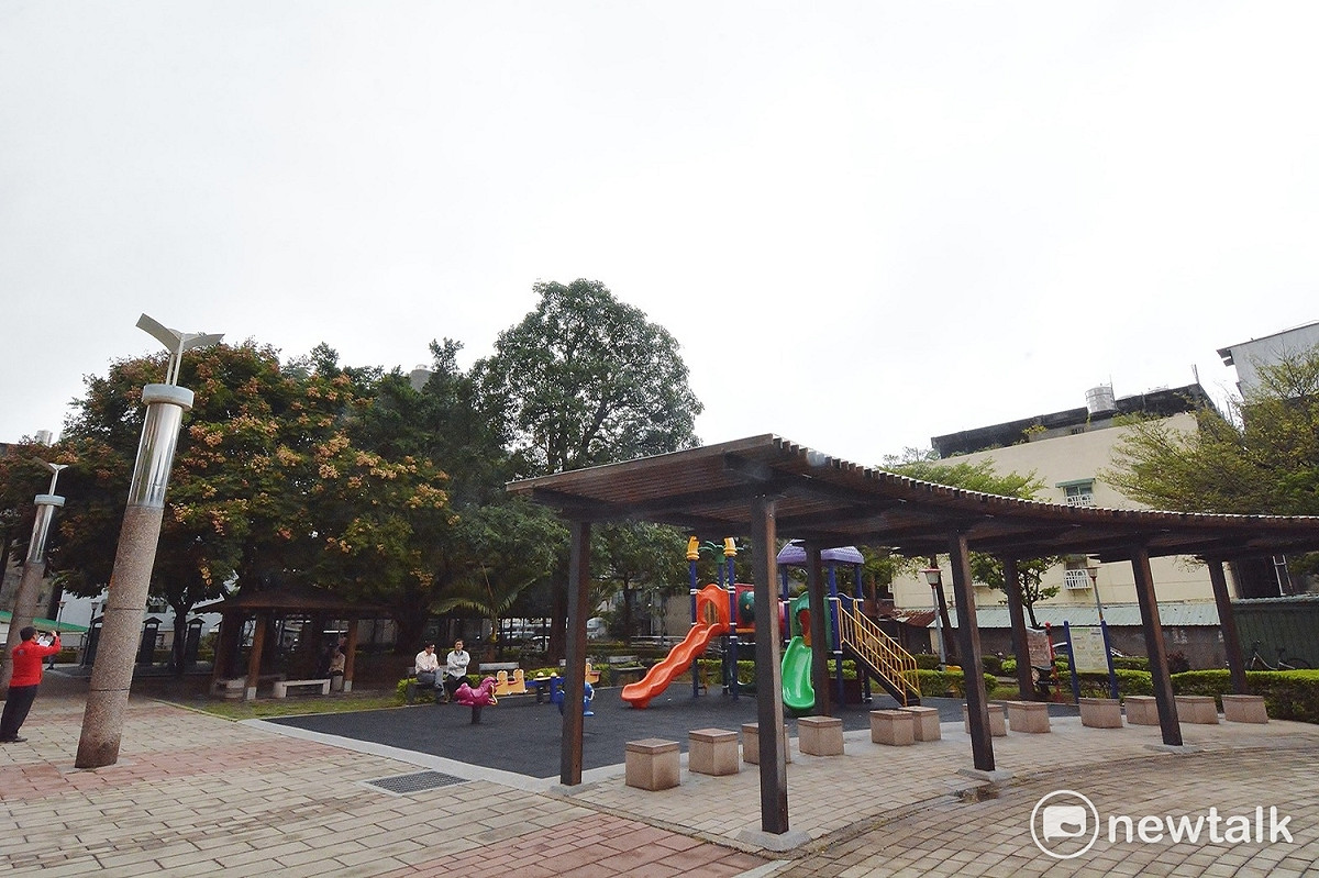 為完善東埔里設施，桃園市府規劃於東埔公園興建2層樓的市民活動中心，包括活動中心、長照據點等空間，明（107）年已預編1,500萬元預算，預計明年12月興建完成，在維持公園一定比例的綠覆率下，共同使用公園及活動中心，給東埔里民更好的活動空間。 圖：桃園市政府／提供
