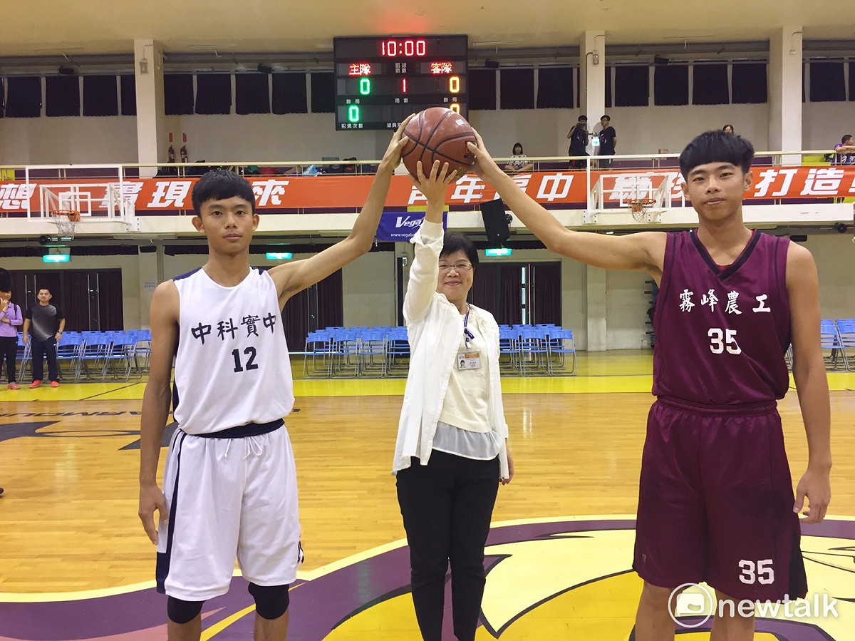 台中市106年中等學校籃球聯賽今(13)日起至17日一連5天，在青年高中點燃戰火，共有72所國高中報名，報名隊伍數98隊，參賽選手達1,372人。 圖:台中市府提供