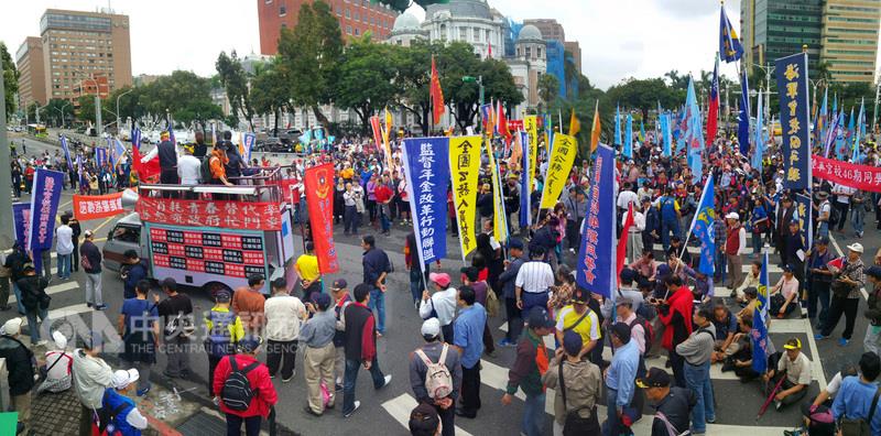 退伍軍人團體「八百壯士」數百名成員13日發起街頭抗議，譴責軍人年金改革方案內容沒有事先溝通，要求行政院政務委員林萬億出面說明。 圖 : 中央社