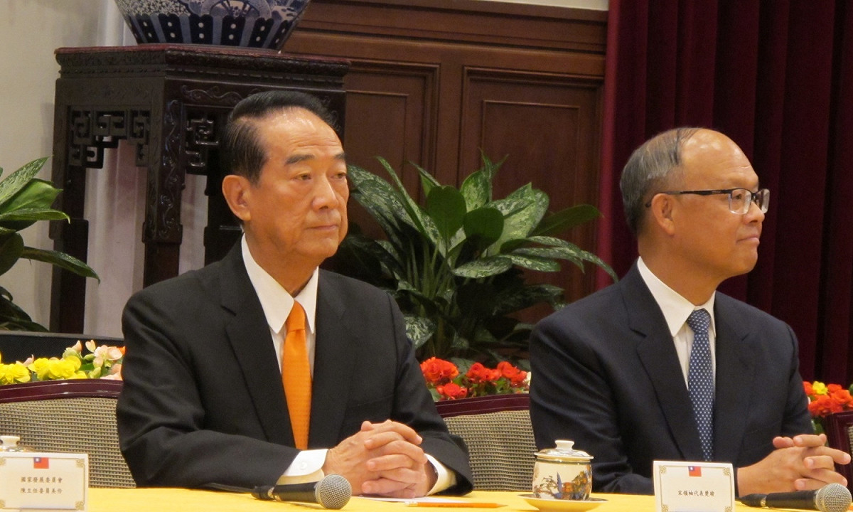 親民黨主席宋楚瑜與政務委員鄧振中13日出席總統府記者會。 圖：林朝億/攝