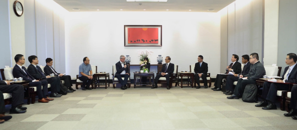 今年6月ICCA執行長Martin Sirk至高雄場勘時，時任行政院長林全還特別接見，表達中央支持之意。 圖：高雄市經發局／提供
