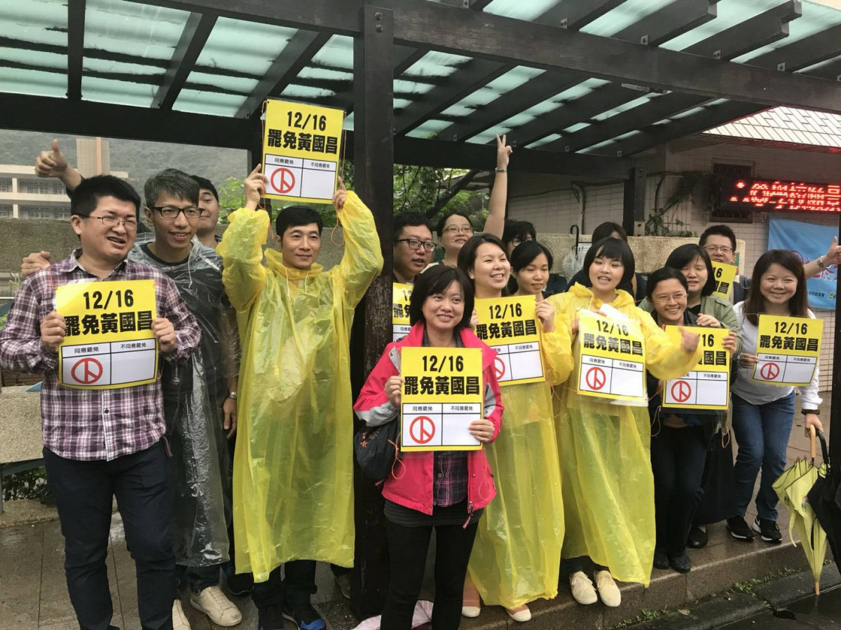 安定力量聯盟持續在街頭宣傳12月16日投同意罷免票，要罷免時力立委黃國昌。 圖：安定力量聯盟/提供