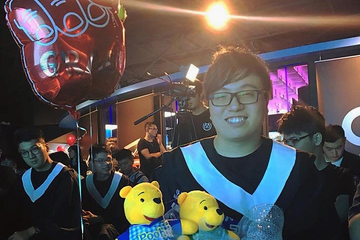 曾奪下《英雄聯盟》S2冠軍、J Team (JT) 前AD選手「BeBe」張博為。 圖：翻攝自 J Team 粉絲專頁