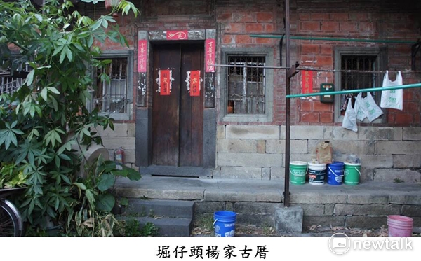 堀仔頭楊家古厝，已超過百年歷史，因為配合都更被迫搬家，文資審議同意只留下立面做保留。 圖:守護堀仔頭聯盟／提供
