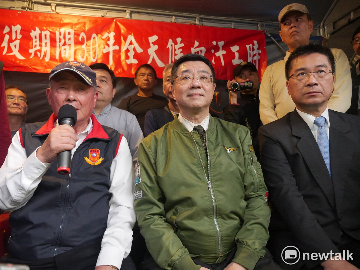行政院秘書長卓榮泰與發言人徐國勇下午三點初親自到八百壯士在立院外的紮營處慰問，強調明天只是原則性預告，並無會提出最終版本。 圖：趙婉淳／攝
