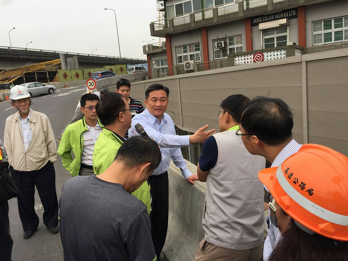 立委王定宇邀集交通部台灣區國道高速公路局南區工程處、台南市政府水利局、仁德區公所會勘高速公路側車道與三爺宮溪排水溝問題。 圖：黃博郎/攝