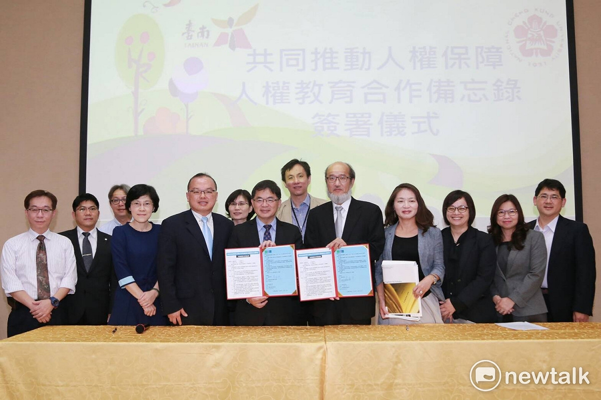 「轉型正義與民主鞏固」學術研討會在成功大學召開，台南市代理市長李孟諺在會中與成大簽署「人權保障及人權教育」合作備忘錄。 圖：黃博郎/攝