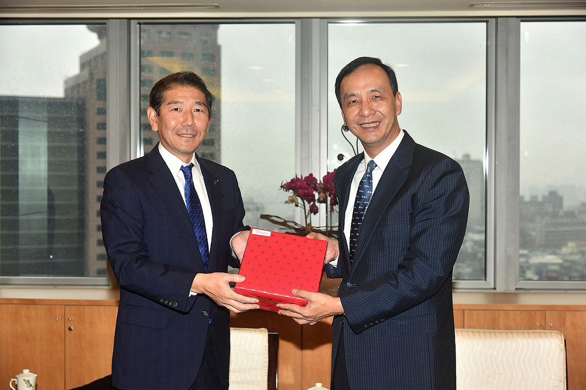 神奈川縣議會議長佐藤光今(13)日下午拜會新北市長朱立倫。 圖：取自新北市政府