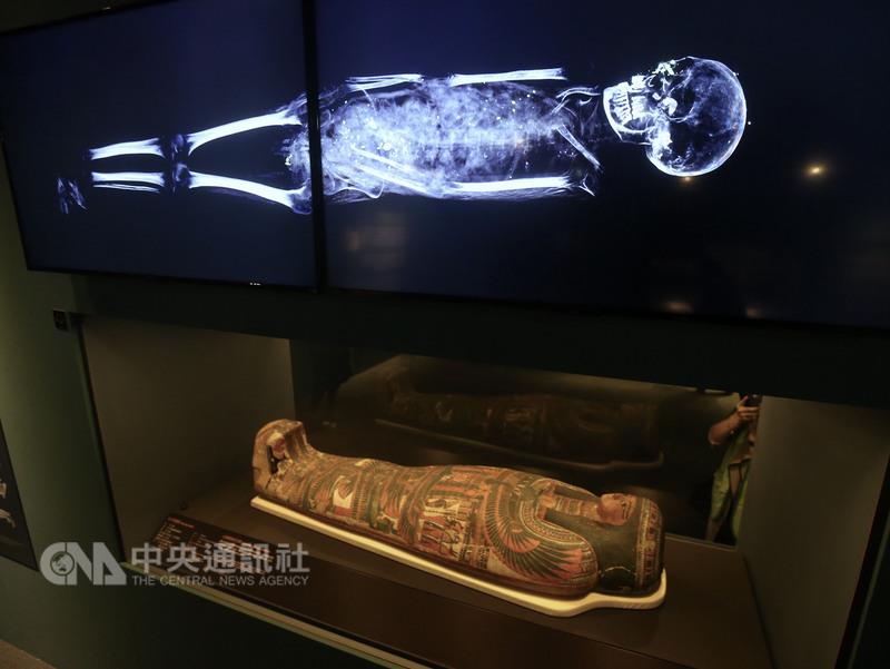 「大英博物館藏埃及木乃伊：探索古代生活」特展將於14日在國立故宮博物院開展。展場中於埃及底比斯出土的精美棺木內是女性木乃伊，經由大英博物館電腦斷層掃描技術，讓世人更進一步了解木乃伊的秘密。 圖 : 中央社