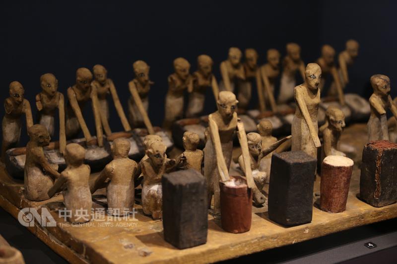 「大英博物館藏埃及木乃伊：探索古代生活」特展14日起將在國立故宮博物院登場，展品中包含木製的陪葬模型。 圖 : 中央社