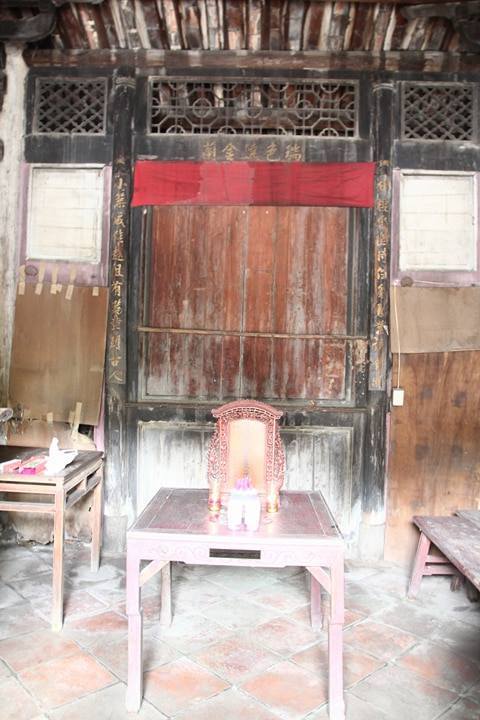 因為都更，百年古厝裡的祖先牌位被請出家門；楊家反對都更派-楊忠穎希望文資審議能夠讓祖先回家，子孫也可以回至老厝祭拜先祖。 圖:楊忠穎／提供