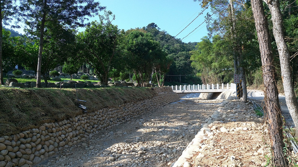 台中市政府水利局進行野溪瓶頸段整治工程，以現地石材採自然工法設計兩側護岸，已於10月完工，未來將可有效解決淹水問題。 圖：台中市政府提供