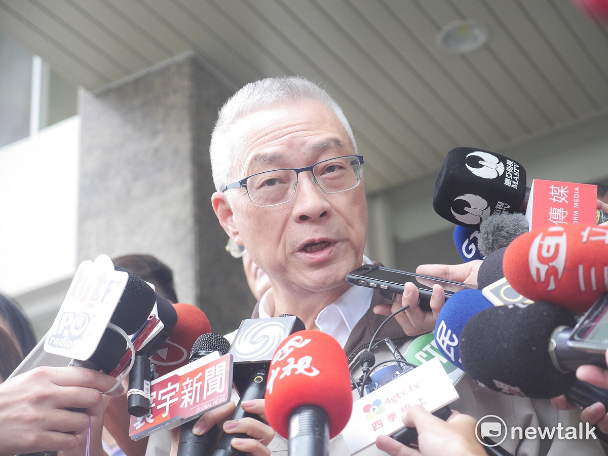 吳敦義致詞時呼籲蔡政府一定要重新改弦更張，不要用粗暴、毀滅尊嚴的方式踐踏軍公教警消勞的尊嚴與生活。 圖：趙婉淳/攝